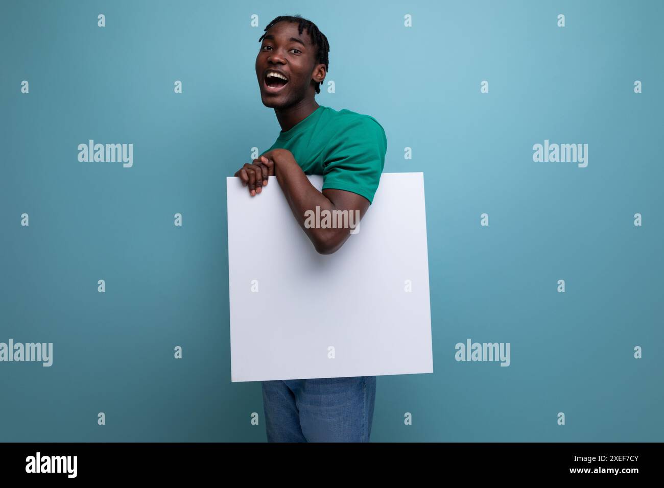 Giovane africano positivo con cartellino di carta per appunti Foto Stock