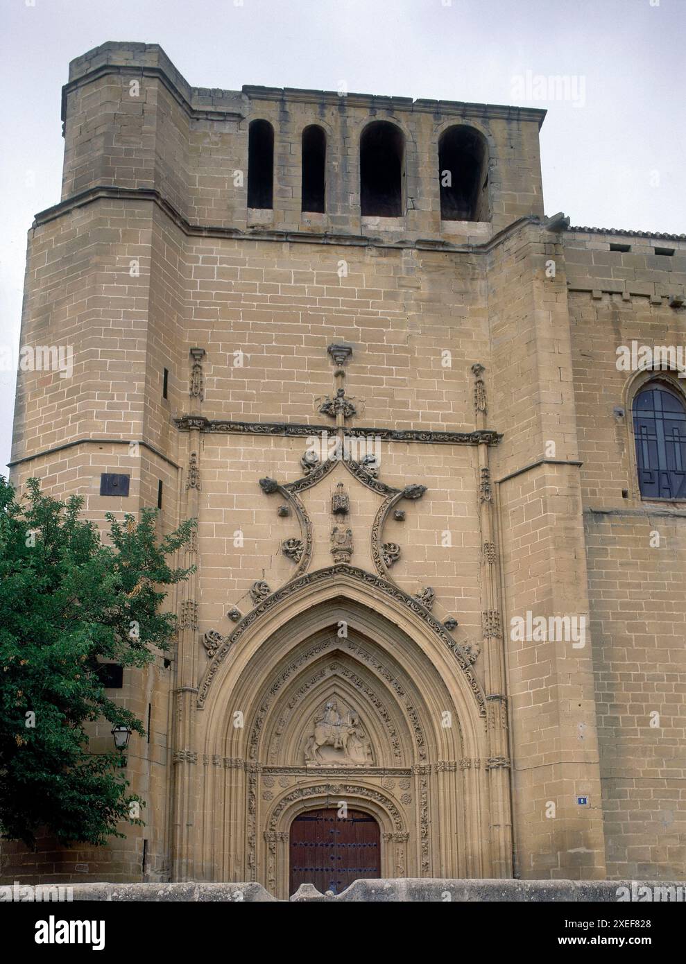 IGLESIA - FACHADA PRINCIPAL - FOTO AÑOS 80. LUOGO: IGLESIA DE NUESTRA SEÑORA DE LA ASUNCION. Páganos. ALAVA. SPAGNA. Foto Stock