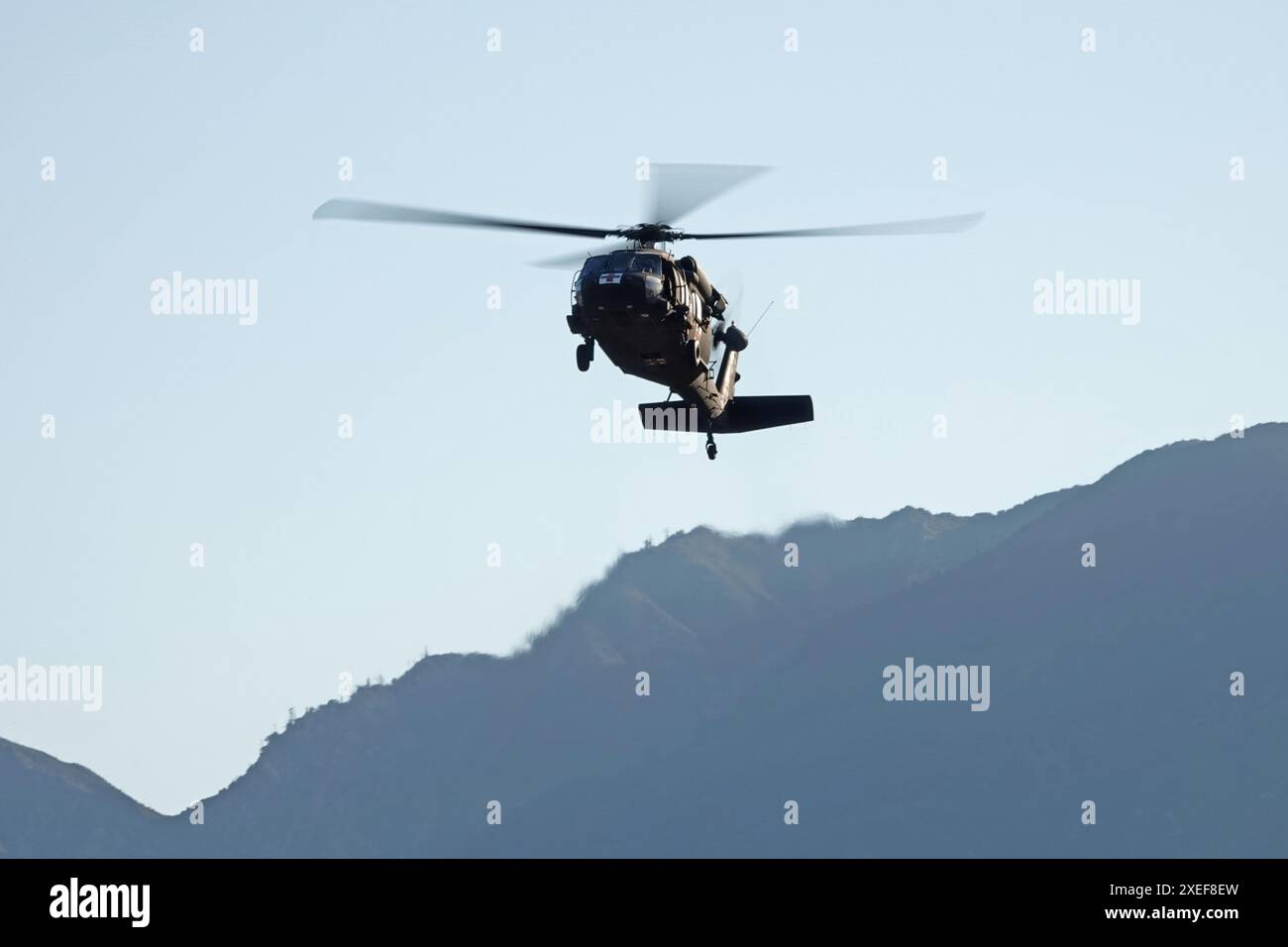 Los Angeles, California / USA - 12 novembre 2022: Viene mostrato un elicottero Blackhawk dell'Esercito degli Stati Uniti (medevac) con il logo della Croce Rossa sul naso. Foto Stock