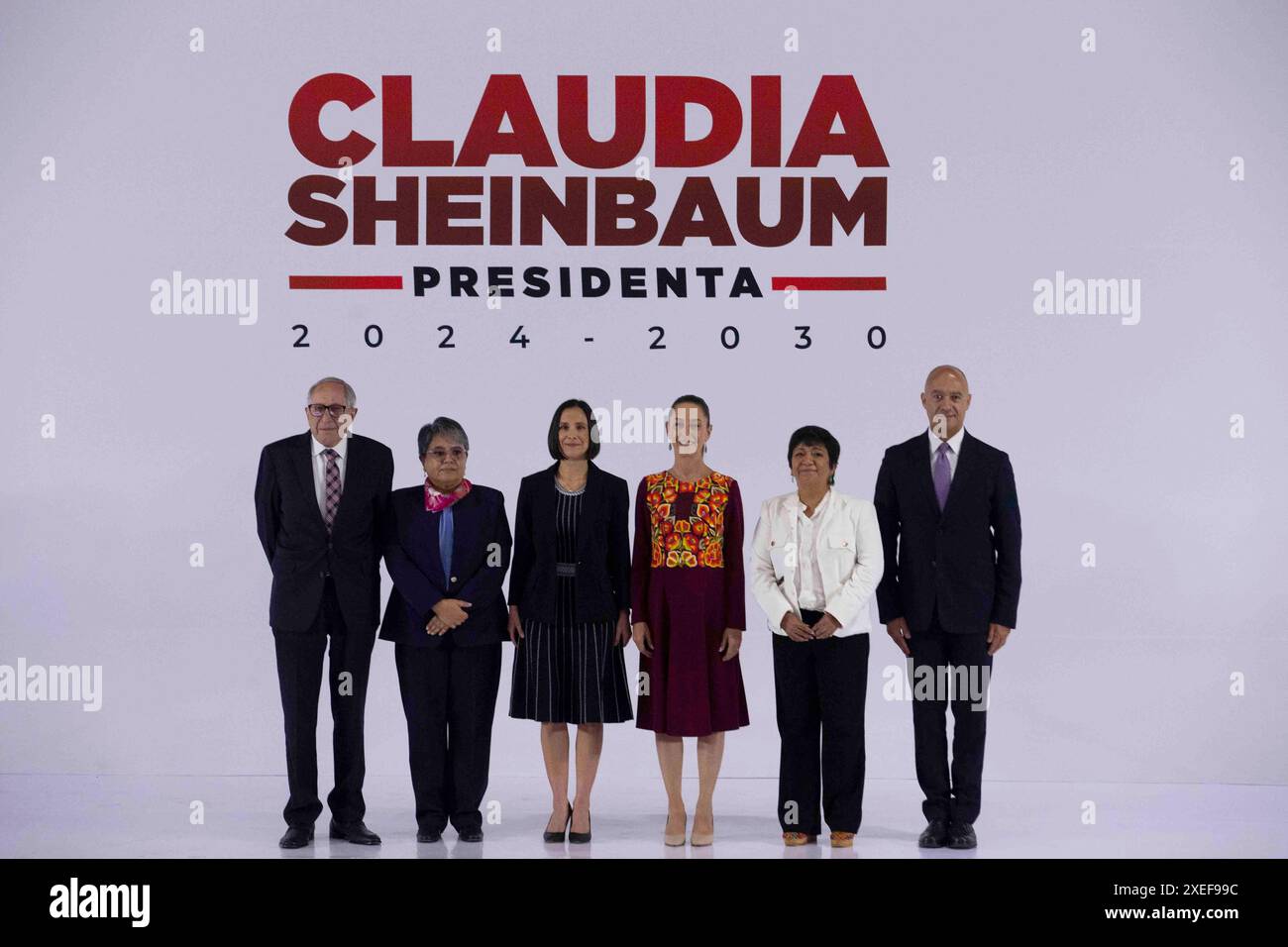 Da sinistra a destra DAVID KERSHENOBICH (Segretario della salute) RAQUEL BUENROSTRO (Segretario della funzione pubblica) LUZ ELENA GONZALEZ (Segretario dell'energia) CLAUDIA SHEINBAUM (Presidente eletto virtuale) EDNA VEGA RANGEL (Segretario dello sviluppo Agrario) e JESUS ESTEVA MEDINA (Segretario delle comunicazioni) durante la presentazione della seconda parte del gabinetto presidenziale presso le strutture del Museo interattivo dell'economia. Foto Stock