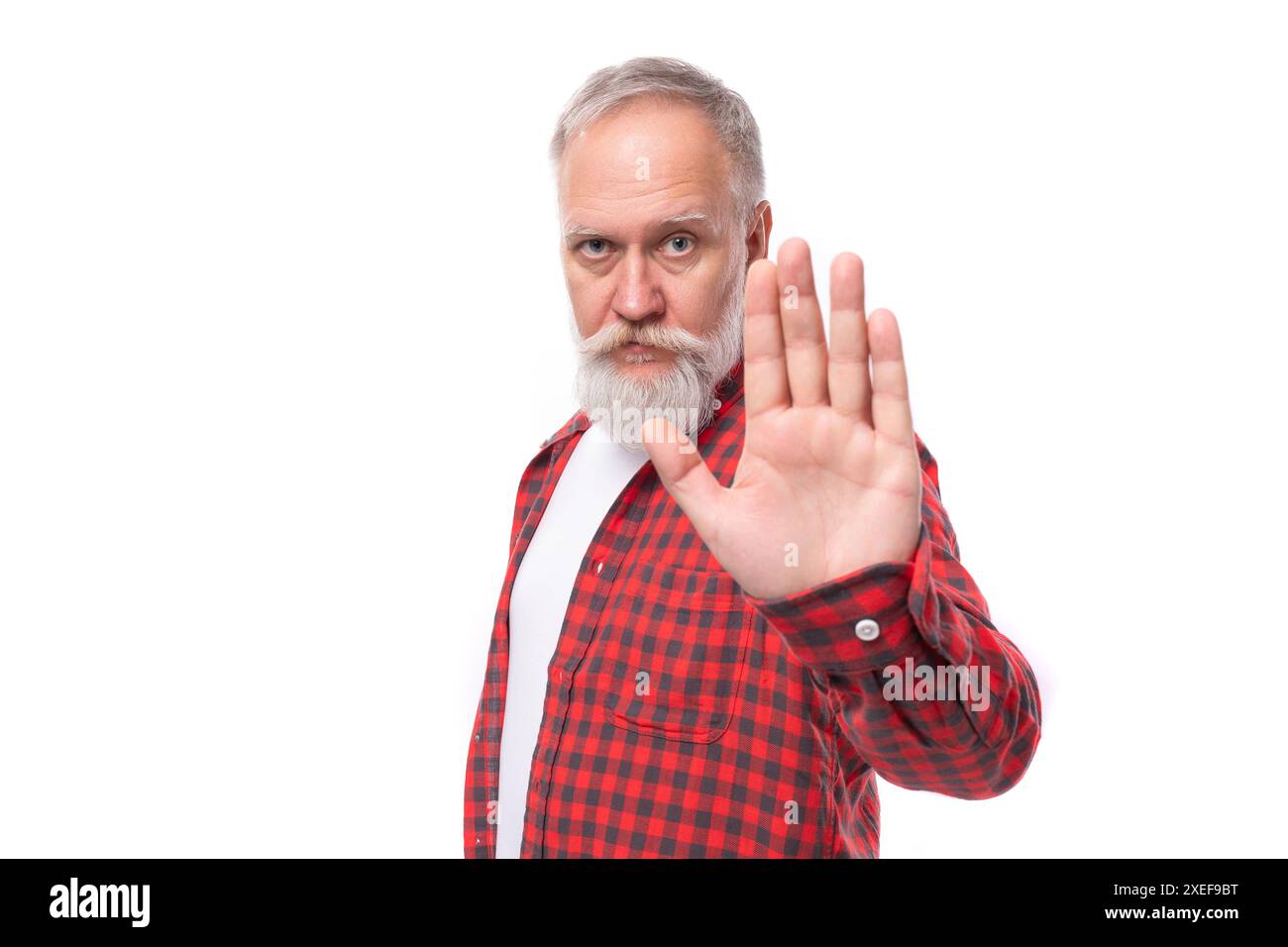 Bell'uomo dai capelli grigi maturo con barba ha vinto gli spettacoli si fermano Foto Stock