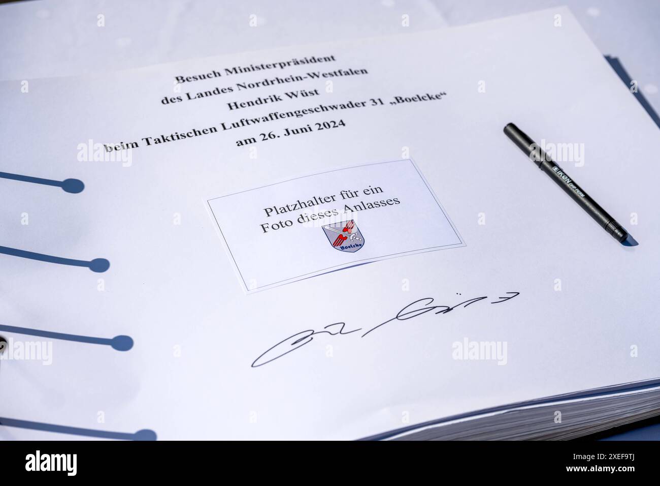 Ministerpräsident Hendrik Wüst besucht Fliegerhorst. DAS Gästebuch Nach Unterschrift von NRW-Ministerpräsident Hendrik Wüst anlässlich Seines Besuches beim Luftwaffengeschwader 31 Boelcke a Nörvenich. Wüst besuchte am 26. Juni 2024 das Taktische Luftwaffengeschwader 31 Boelcke in Nörvenich, weil ab 27. Juni 2024 Besatzungen des Geschwaders in Alaska an der Luftwaffenübung Pacific Skies 24 teilnehmen. Wüst verabschiedete die beteiligten Soldatinnen und Soldaten. Düren Nordrhein-Westfalen Deutschland *** il Ministro Presidente Hendrik Wüst visita la base aerea il libro degli ospiti firmato dal Ministro dell'NRW Pr Foto Stock