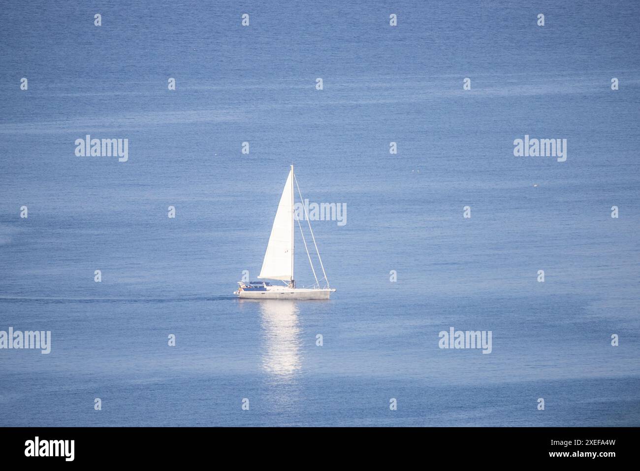 Barca a vela sul mare blu Foto Stock