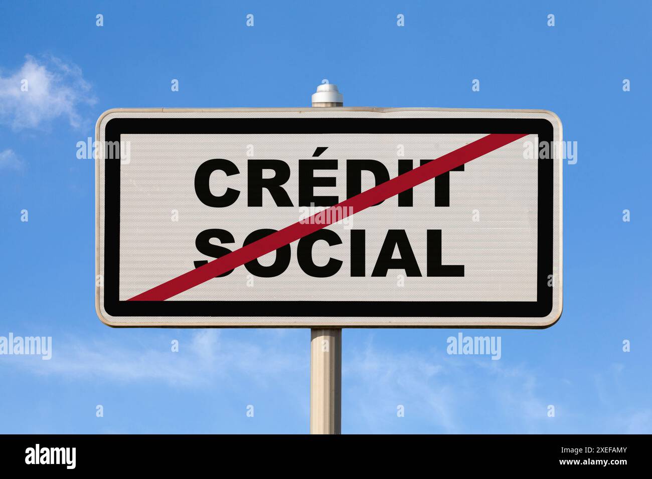 Un cartello francese di uscita della città contro un cielo blu con al centro la scritta "Crédit social", che in inglese significa "sistema di credito sociale". Foto Stock