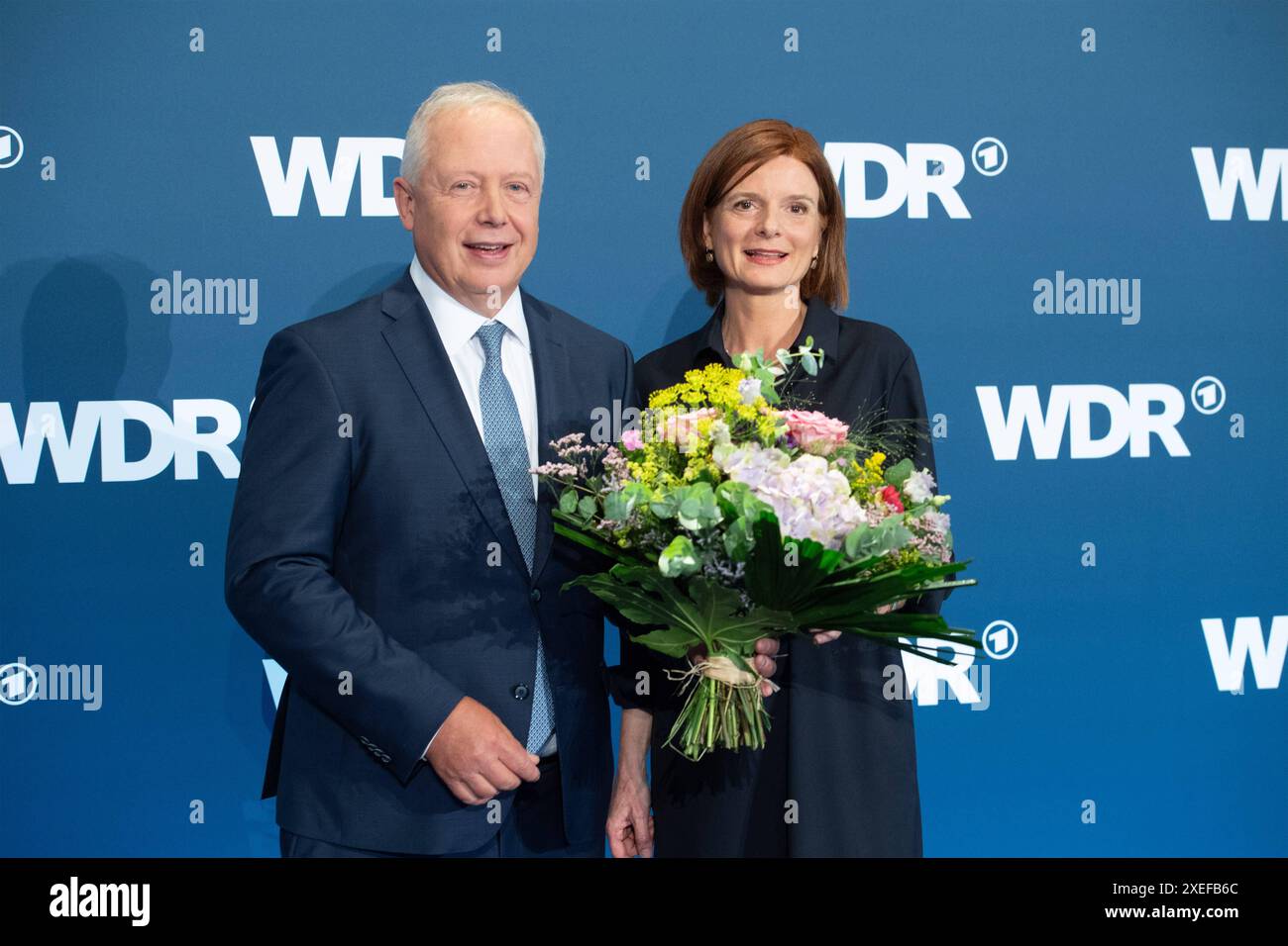 Von Links: Der scheidende WDR-Intendant Tom BUHROW die neue Intendantin Katrin VERNAU, Wahl des neuen WDR Intendanten/der neuen Intendantin im Koelner Guerzenich, 27.06.2024.. *** Da sinistra, uscente Direttore generale della Repubblica Federale di Corea Tom BUHROW il nuovo Direttore generale Katrin VERNAU, elezione del nuovo Direttore generale della Repubblica Democratica di Germania del nuovo Direttore generale a Colonia, 27 06 2024 Foto Stock