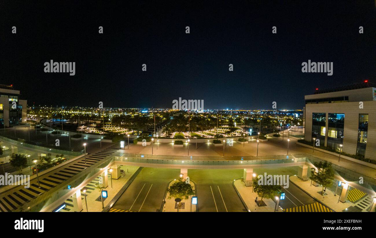 Foto dell'aeroporto di Mascate all'esterno durante la notte di primavera Foto Stock