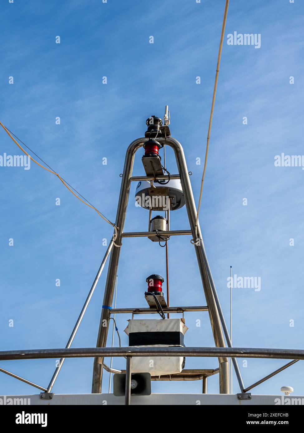 L'albero di comunicazione del segnale della nave è al centro della scena, incarnando connettività ed efficienza cruciali, garantendo comunicazioni affidabili e sicurezza in mare. Foto Stock