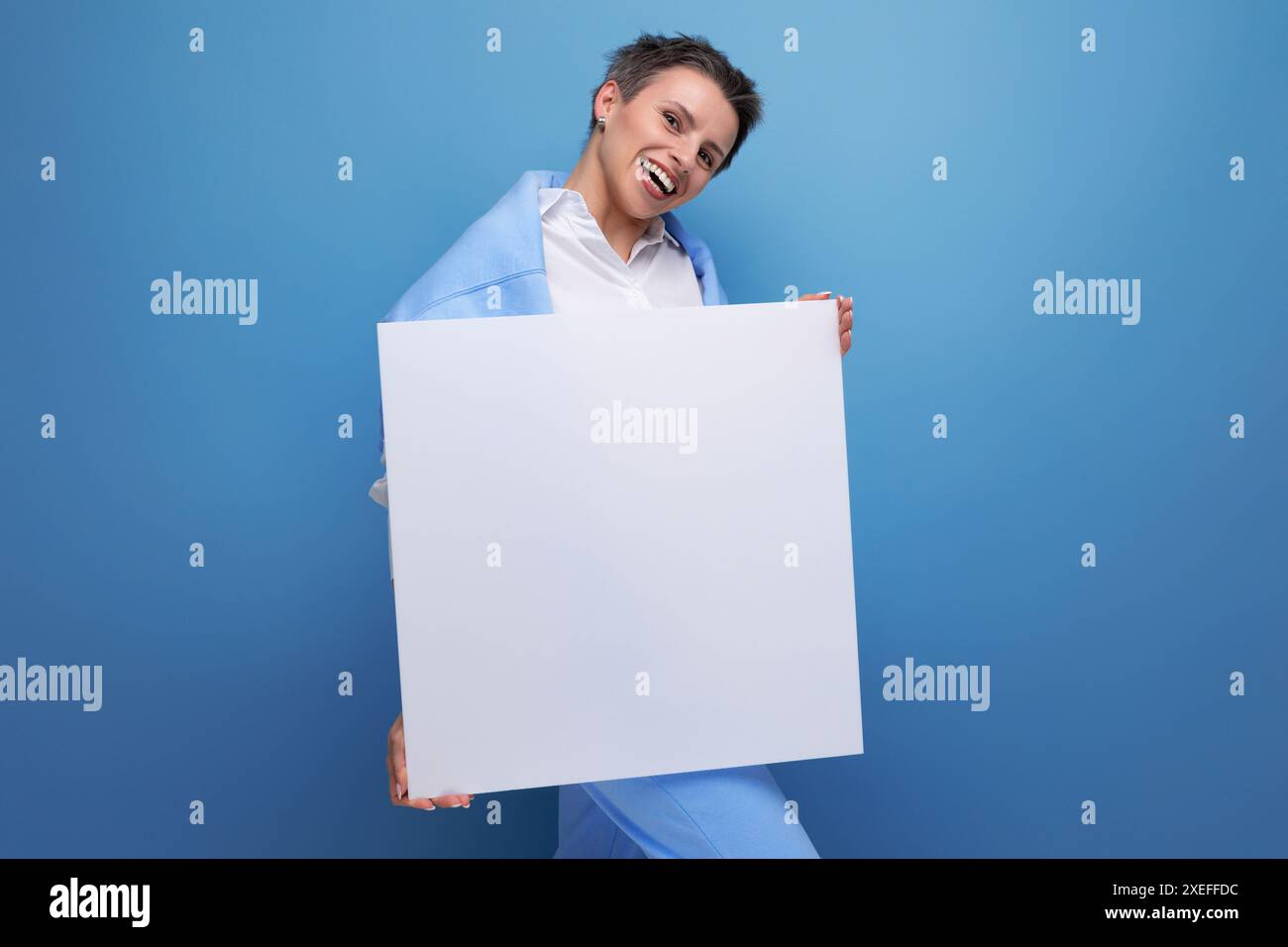 Donna con un modello per inserire informazioni Foto Stock