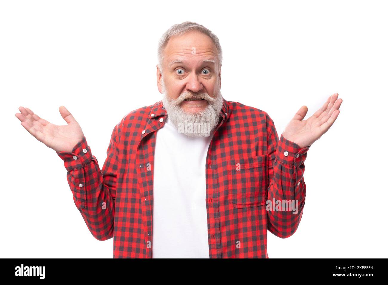 Dubbioso pensionato di 60 anni dai capelli grigi con barba e baffi che si diffonde le braccia Foto Stock