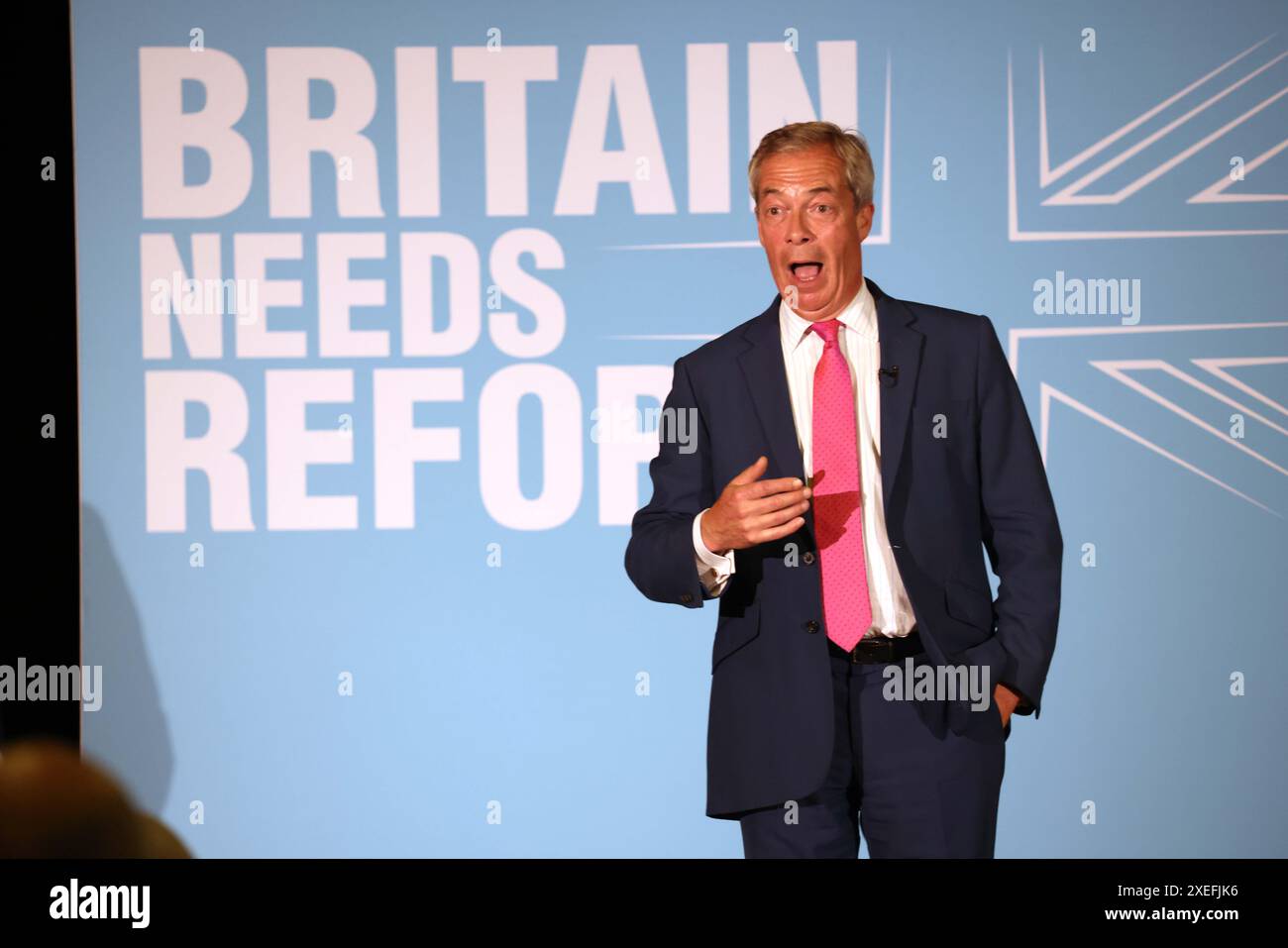 Il leader del Regno Unito per la riforma Nigel Farage parla ad una riunione a Boston, mentre si trova sulle tracce della campagna elettorale generale. Data foto: Giovedì 27 giugno 2024. Foto Stock
