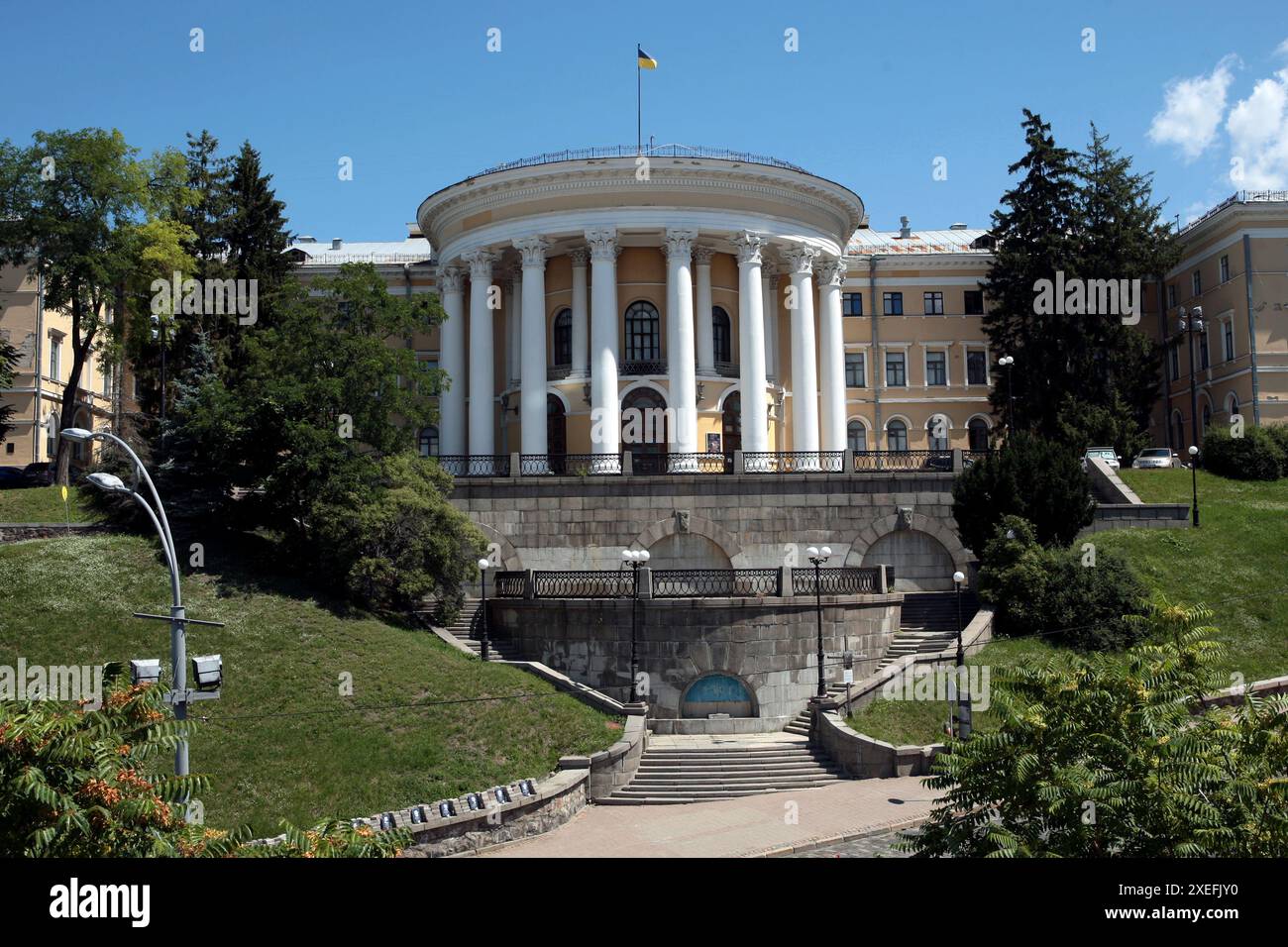 KIEV, UCRAINA - 27 GIUGNO 2024 - il Centro Internazionale di Cultura e Arti della Federazione sindacale Ucraina è anche conosciuto come il Palazzo di ottobre, Kiev, capitale dell'Ucraina. Foto Stock