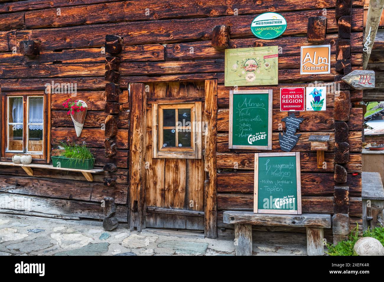 Cartelli informativi Filzmoosalm presso il rifugio sull'offerta di catering. Prelibatezze fatte in casa al Filzmoosalm, Großarl, Salisburgo, Austria Foto Stock