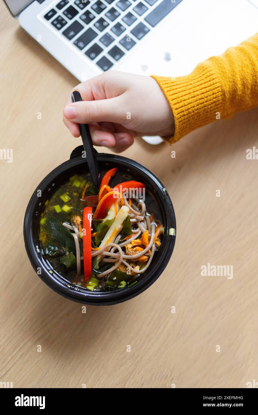 Consegna di cibo. Diverso in plastica scatola da pranzo usa e getta con cibo sano e naturale. Brodo di pollo, zuppa di purè Foto Stock