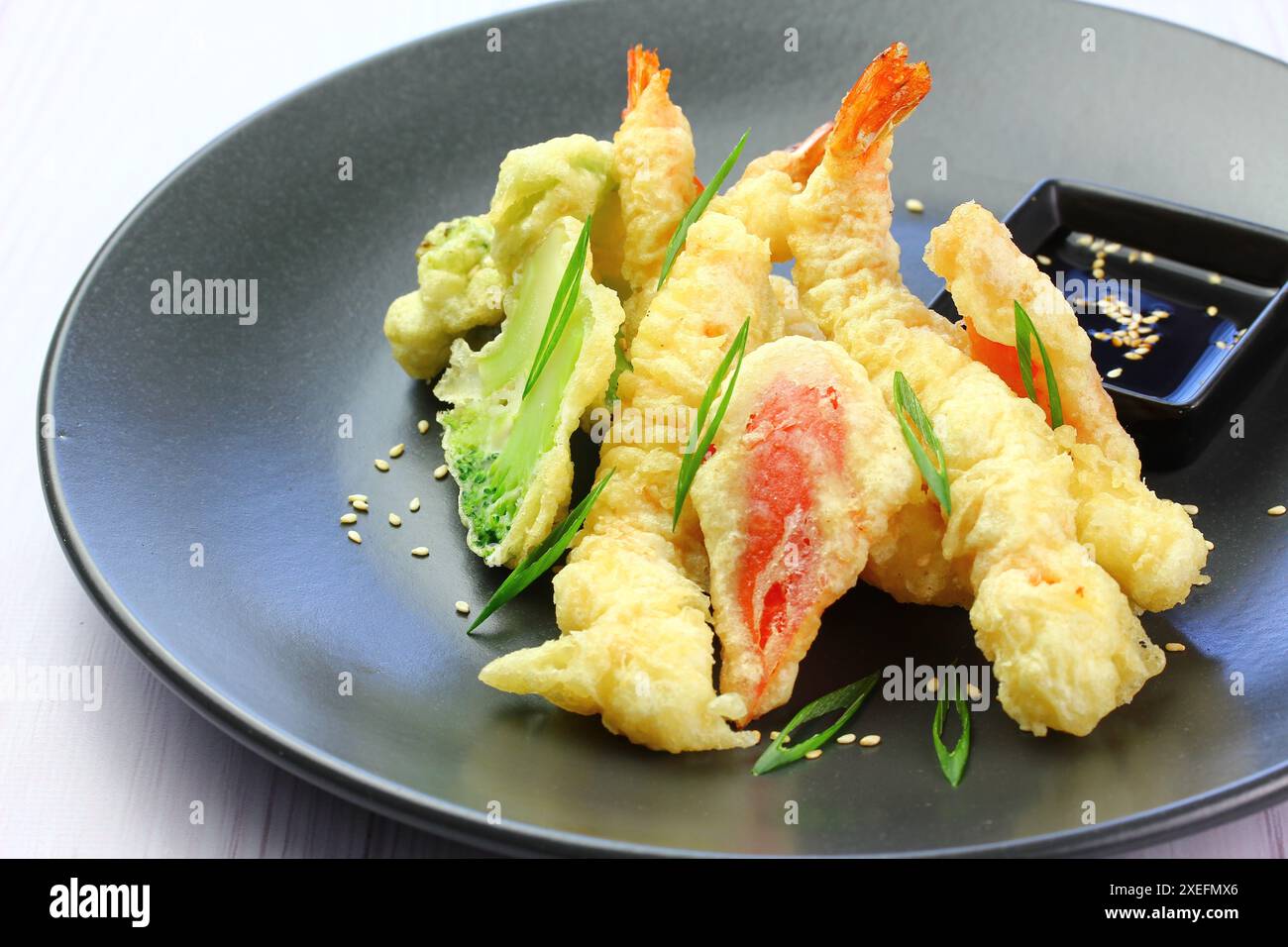 Tempura di gamberi posta su sfondo bianco. La tempura è un cibo giapponese. E' un gambero fritto giapponese. Vista dall'alto Foto Stock