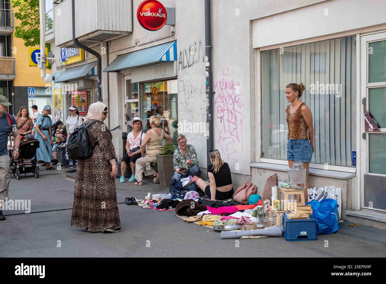 Gente al Kumpula Village Party Street Fair mercato delle pulci pop-up nel quartiere Kumpula di Helsinki, Finlandia Foto Stock
