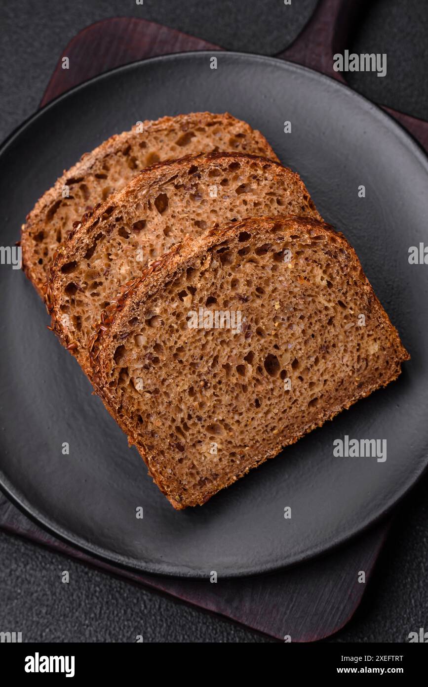 Delizioso pane croccante con cereali e semi Foto Stock