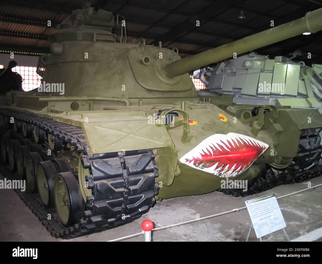 Museo dei veicoli blindati sotto il cielo aperto e sotto i capannoni a Kubinka vicino a Mosca. Foto Stock