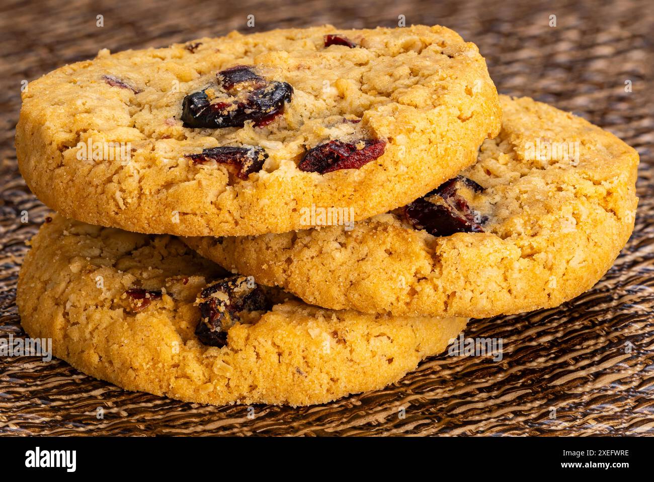 Primo piano estremo di fiocchi d'avena circolari croccanti e biscotti al mirtillo. Foto Stock