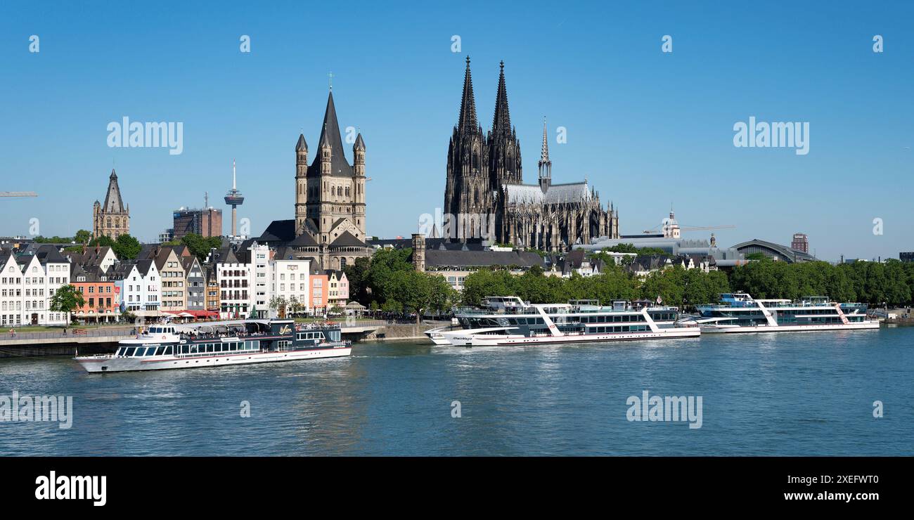 molte grandi barche da escursione sulle rive del reno, con il pittoresco paesaggio della città vecchia di colonia Foto Stock