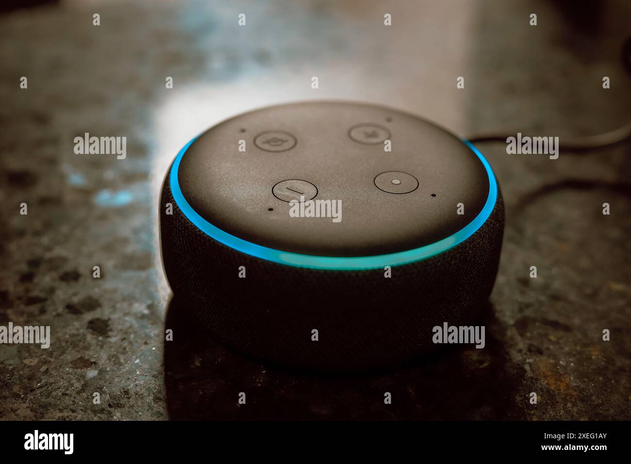 Paraguay. 27 giugno 2024. In questa immagine, viene visualizzato l'altoparlante intelligente Echo Dot con Alexa funzionante e anello luminoso blu. Amazon lancerà presto un nuovo aggiornamento migliorato per l'intelligenza artificiale. Credito: SOPA Images Limited/Alamy Live News Foto Stock