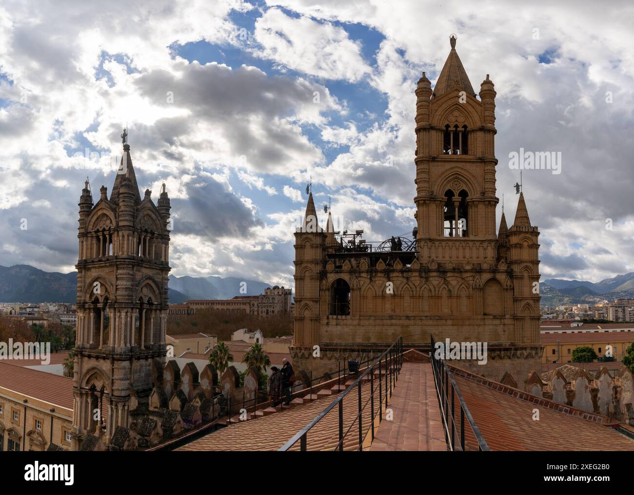 Vista sui tetti del centro di Palermo con i campanili della cattedrale in primo piano Foto Stock