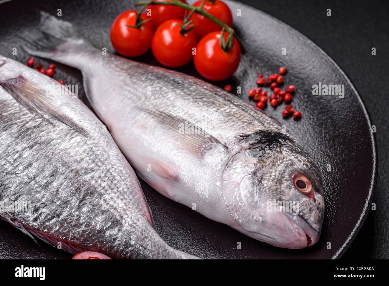 Pesce dorada crudo fresco con sale Foto Stock