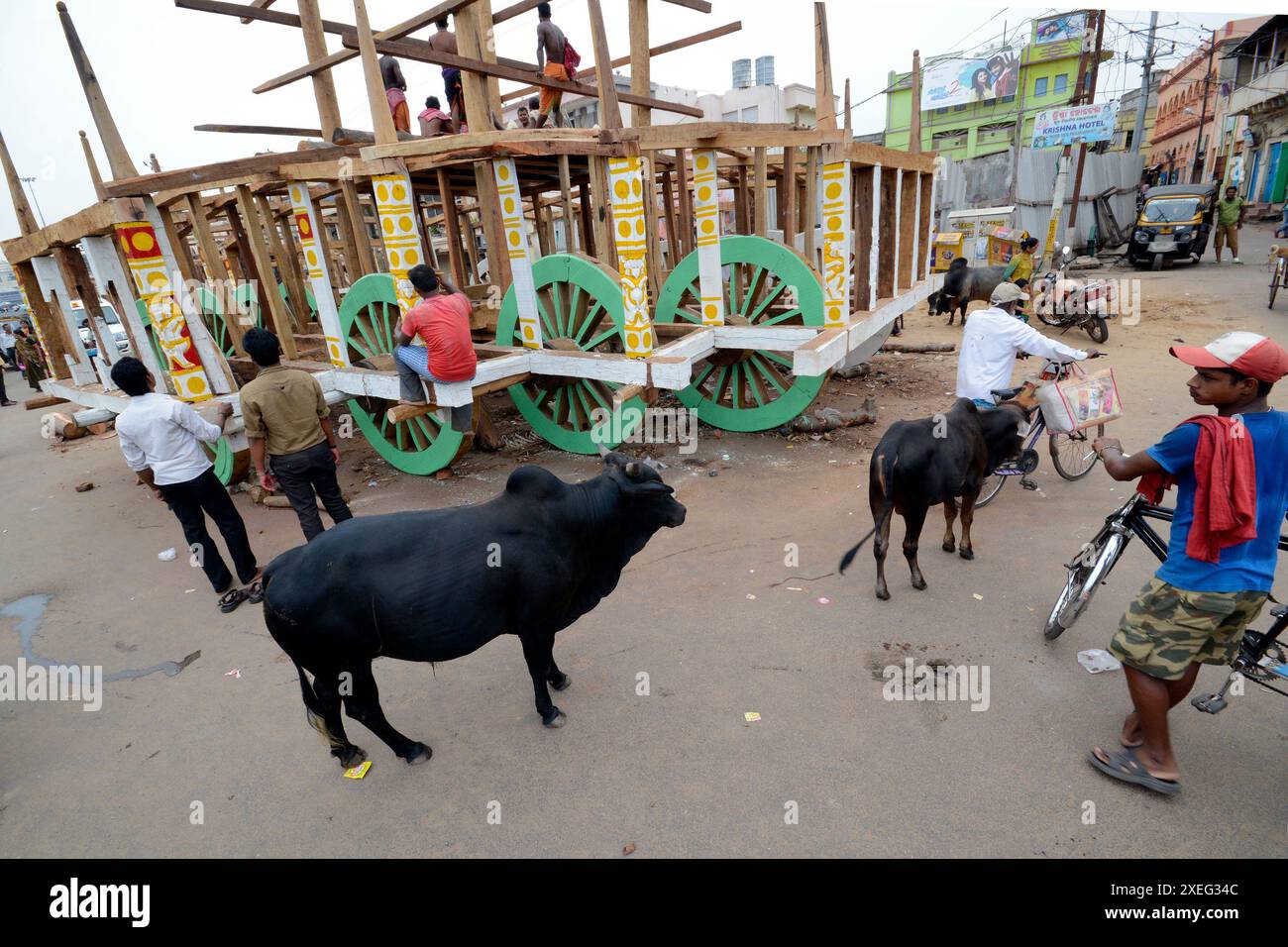 immagine del processo di produzione di ratha con varie attività come pittura, falegnameria ecc. a puri odisha. Foto Stock