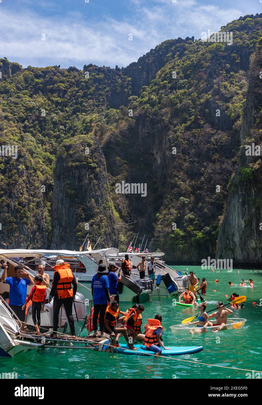 Un'immagine di tour in barca sulla baia di Pi Leh, all'isola di Ko Phi Phi Lee. Foto Stock
