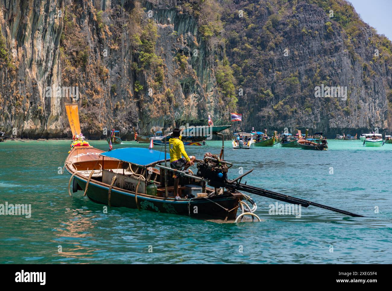 Un'immagine di tour in barca sulla baia di Pi Leh, all'isola di Ko Phi Phi Lee. Foto Stock