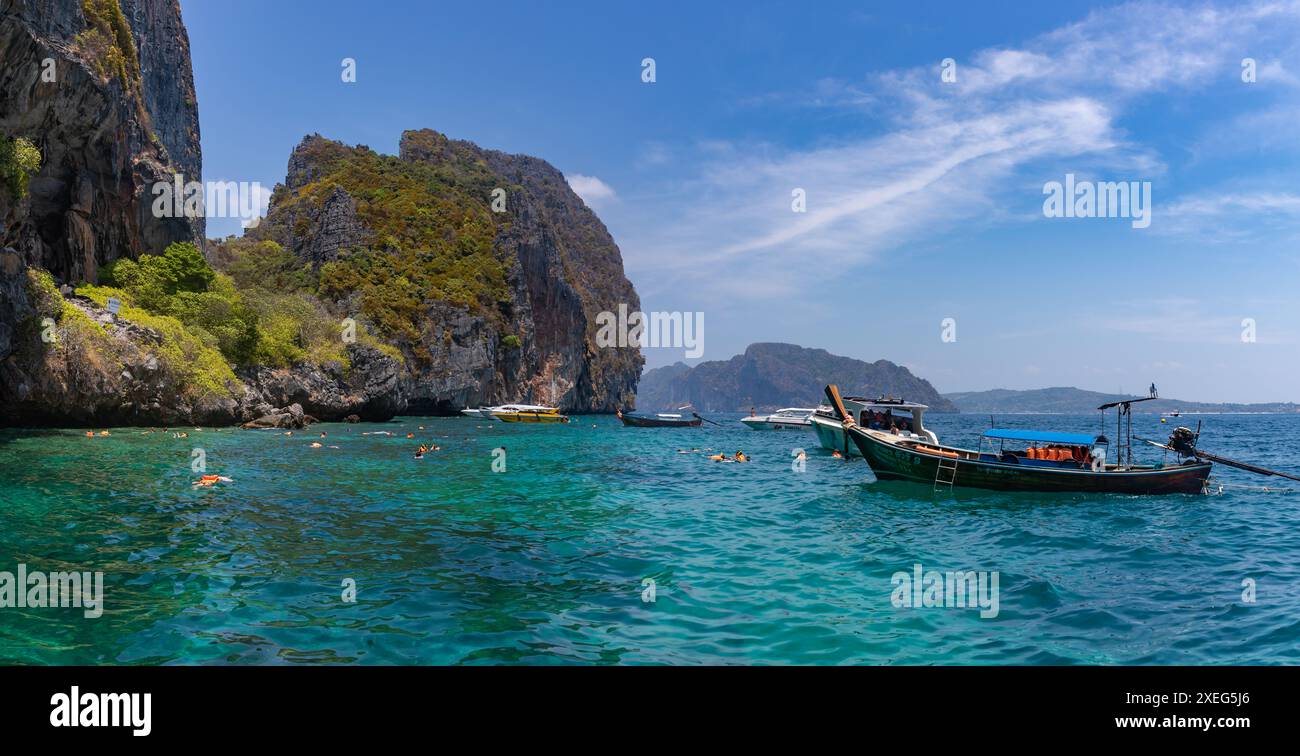 Una foto di gite in barca sulla Grotta vichinga, all'isola di Ko Phi Phi Lee. Foto Stock