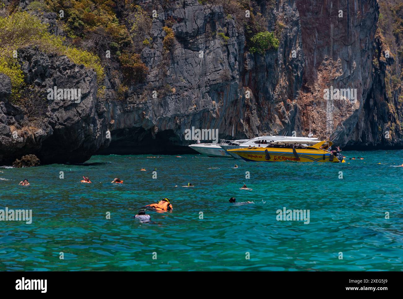 Una foto di gite in barca sulla Grotta vichinga, all'isola di Ko Phi Phi Lee. Foto Stock