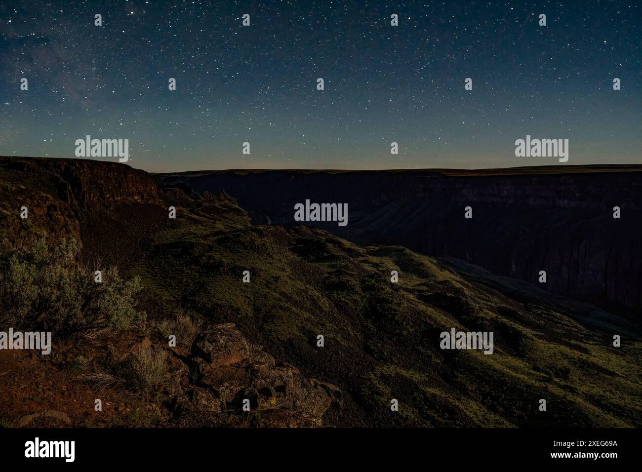 Tramonto e chiaro di luna al punto panoramico dell'Owyhee Canyon dell'Oregon Foto Stock