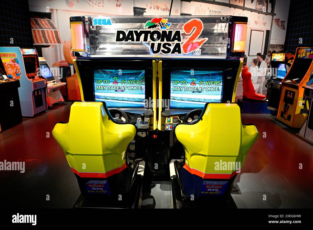 Edimburgo, Scozia, Regno Unito. 27 giugno 2024. Game On Exhibition è la più grande mostra interattiva al mondo sulla cultura e la storia dei videogiochi, che copre più di 50 anni di sviluppo di giochi. Con oltre 100 giochi giocabili, dai nostalgici arcade degli anni '80 e i favoriti della famiglia come Mario e Minecraft, alle uscite indipendenti che mettono in risalto il ruolo della Scozia come pioniere e leader mondiale nello sviluppo di giochi. Daytona USA 2 gioco di corse automobilistiche pubblicato da sega nel 1998. Dal 29 giugno al 3 novembre al Museo Nazionale di Scozia. Crediti: Craig Brown/Alamy Live News Foto Stock