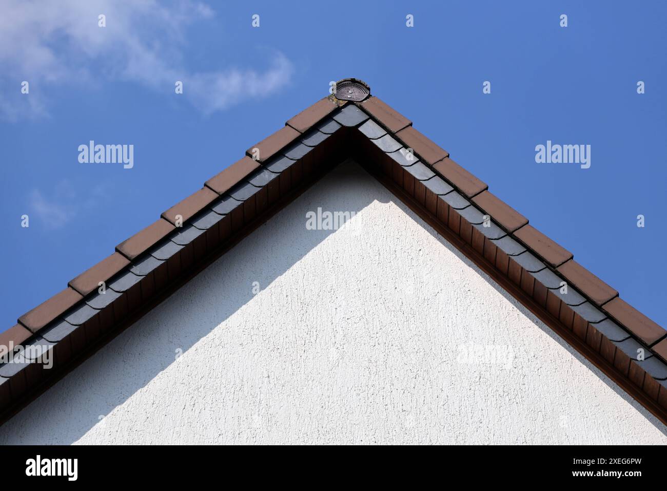 Hitzewelle und Bedachungen Ein Dach wird bei Großer Hitze von der grellen Sonne erfasst. *** L'onda di calore e il tetto Di Un tetto sono colpiti dal sole splendente in calore estremo Foto Stock