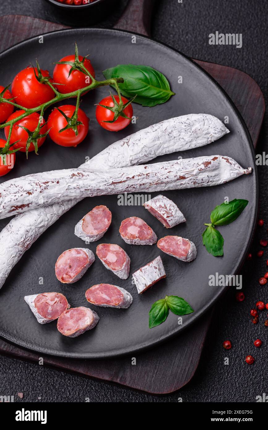 Deliziosa salsiccia spagnola affumicata con sale e spezie Foto Stock