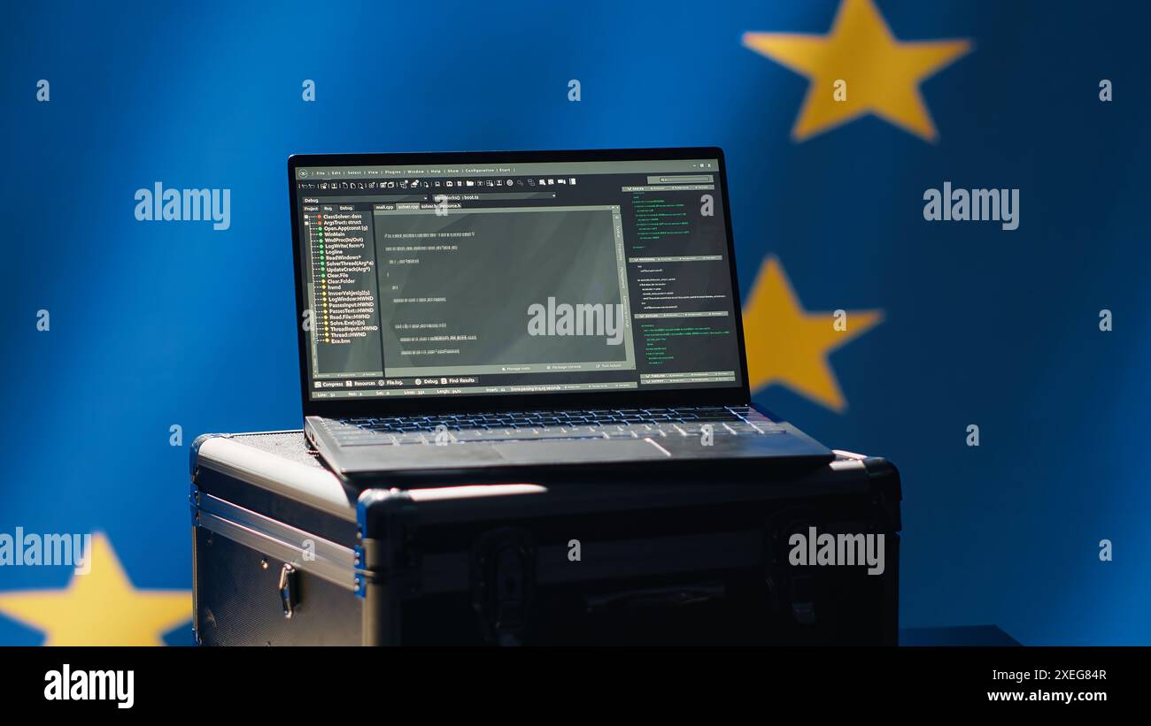 Agenzia di intelligence dell'Unione europea che utilizza computer portatili per proteggere dagli strumenti di propaganda di massa che interessano le elezioni. Servizio di sicurezza dell'UE impegnato in operazioni psicologiche utilizzando dispositivi, telecamera A Foto Stock