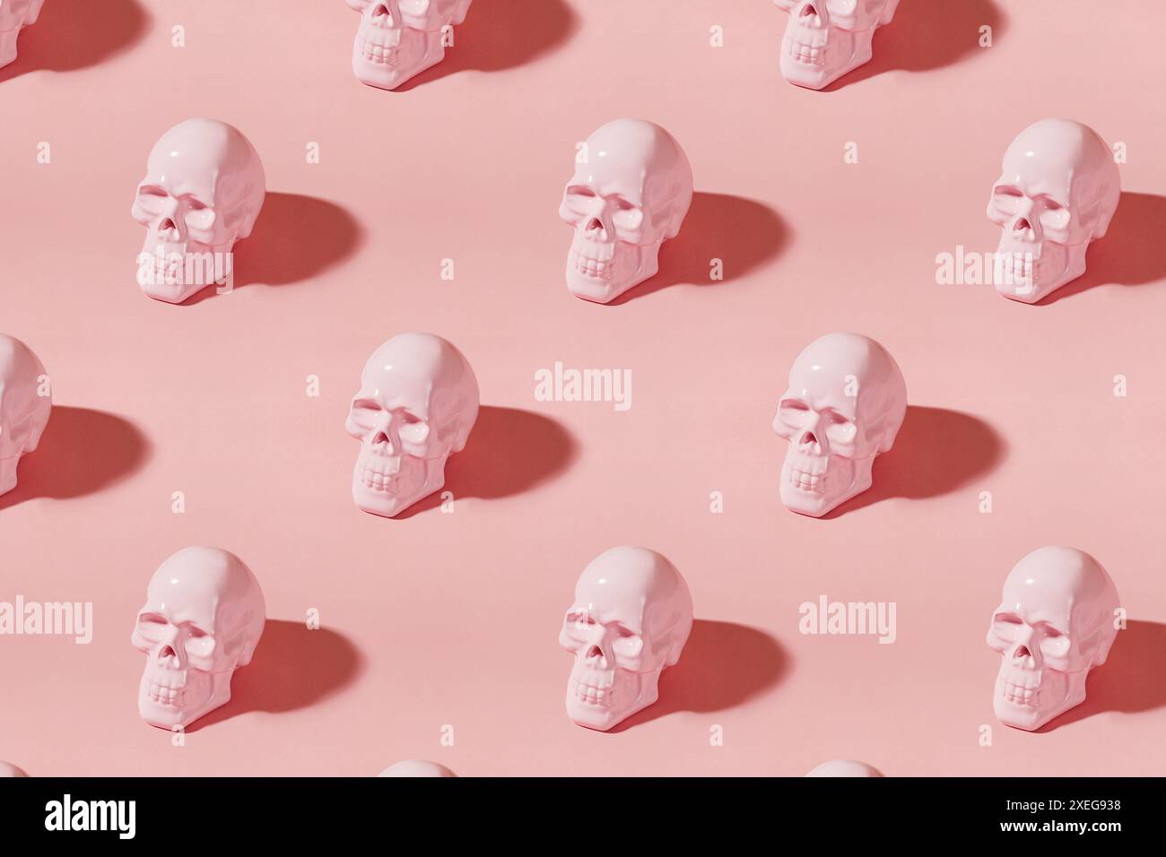 Sfondo creativo di Halloween con teschi umani rosa e lunghe ombre Foto Stock