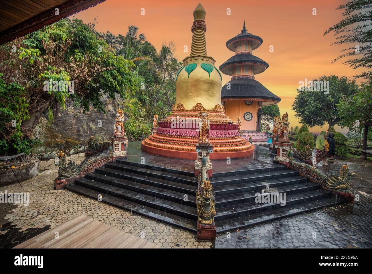 Un tempio buddista di sera sotto la pioggia. Il tempio di Brahmavihara Arama Banjar, Bali Foto Stock