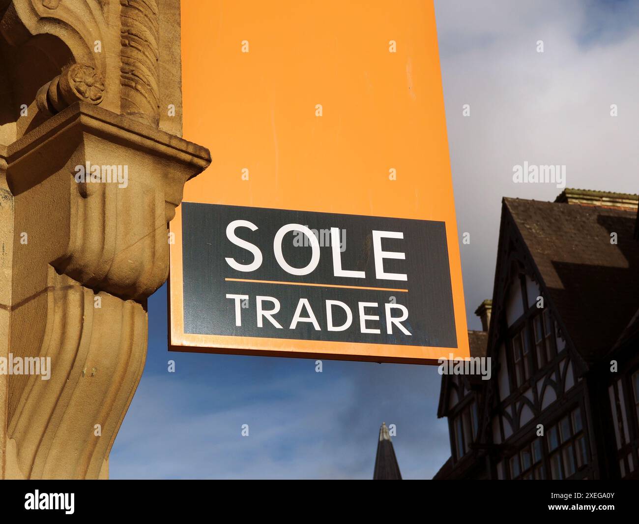 Firma all'esterno di un negozio di scarpe e calzature Sole Trader a Chester Foto Stock