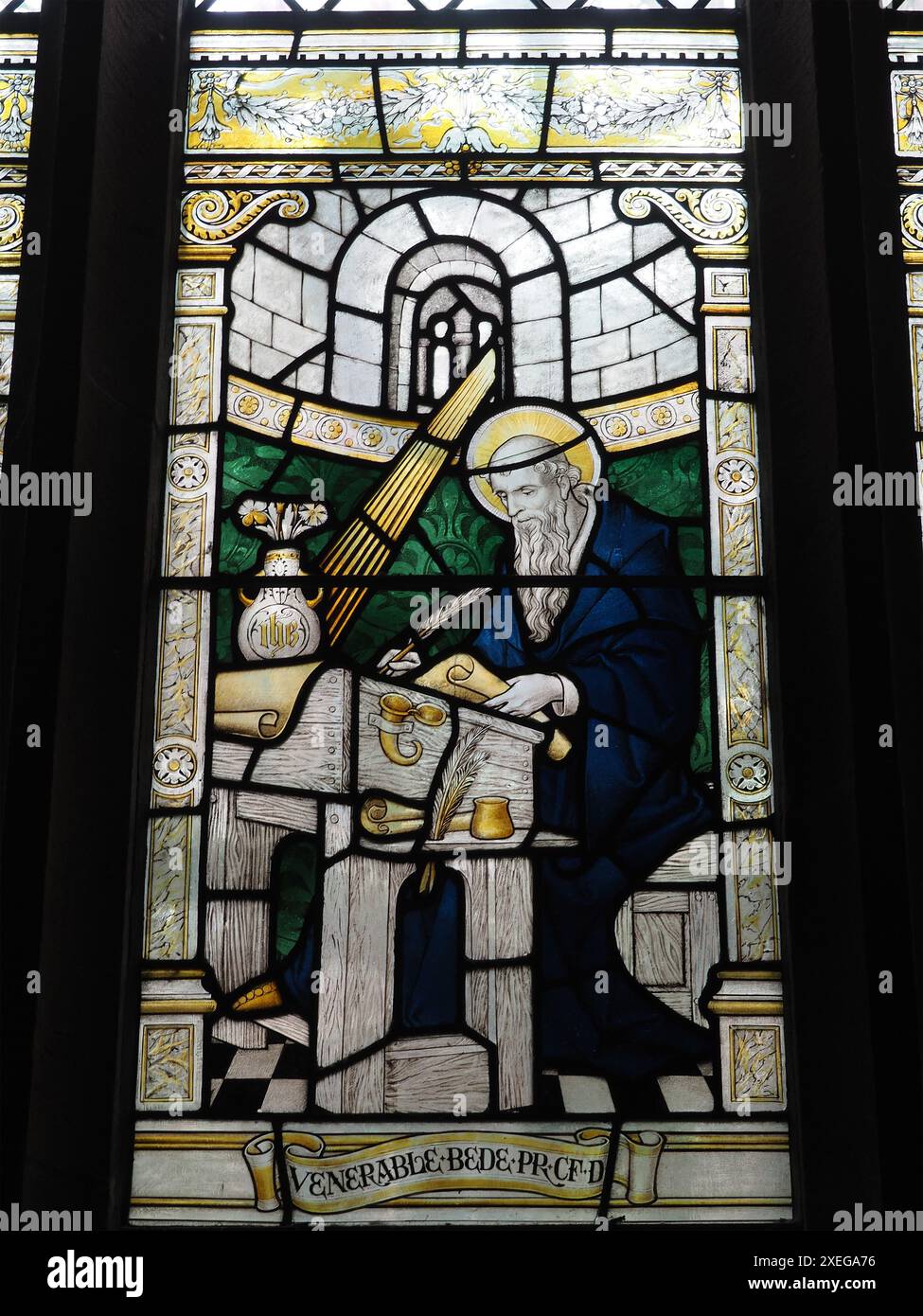 Vetrata di Saint Bede nel chiostro della Cattedrale di Chester Foto Stock