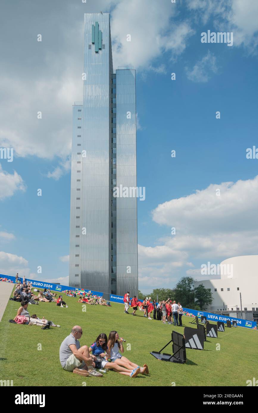 I tifosi di calcio tra i tifosi non calcistici si riuniscono nell'area "Schadowplatz" con sullo sfondo la "Dreischeibenhochhaus", durante EURO 2024 Foto Stock