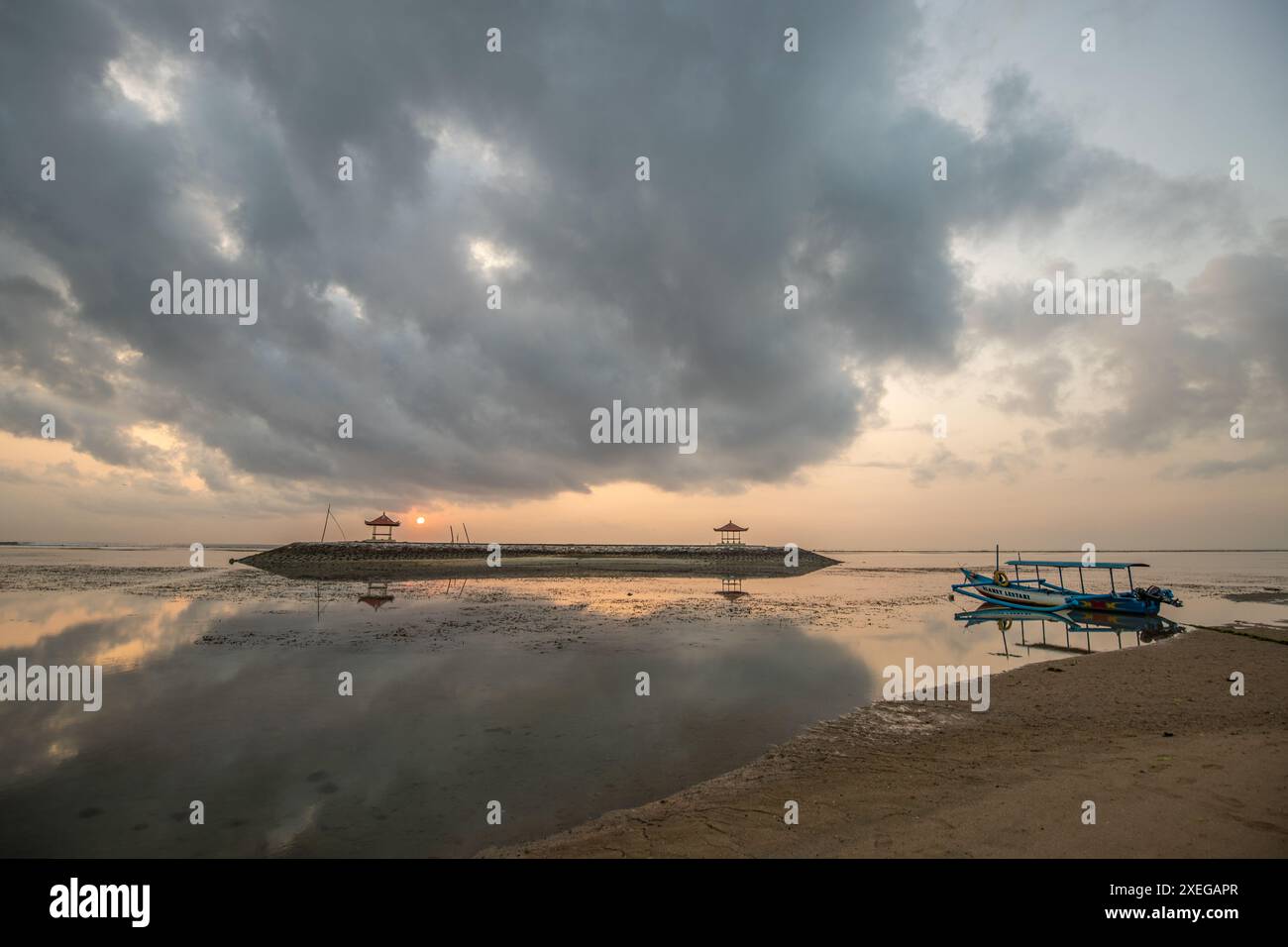 Alba a Bali. La spiaggia di Sanur, la barca da pesca, Jukung nel mare Foto Stock