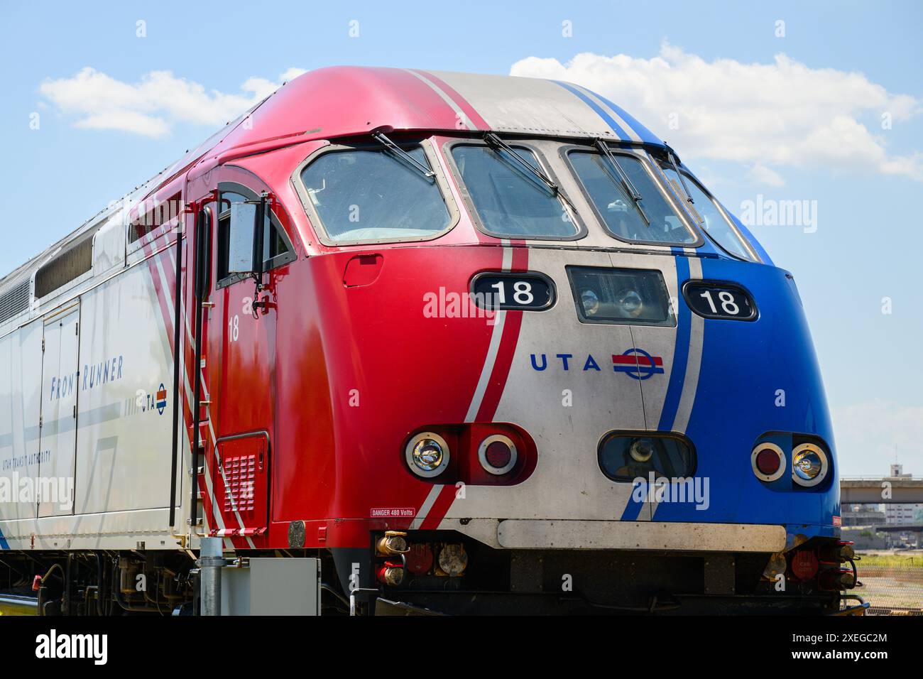 Ogden, UT, Stati Uniti d'America - 10 giugno 2024; primo piano del motore del treno pendolare della Utah Transit Authority Foto Stock