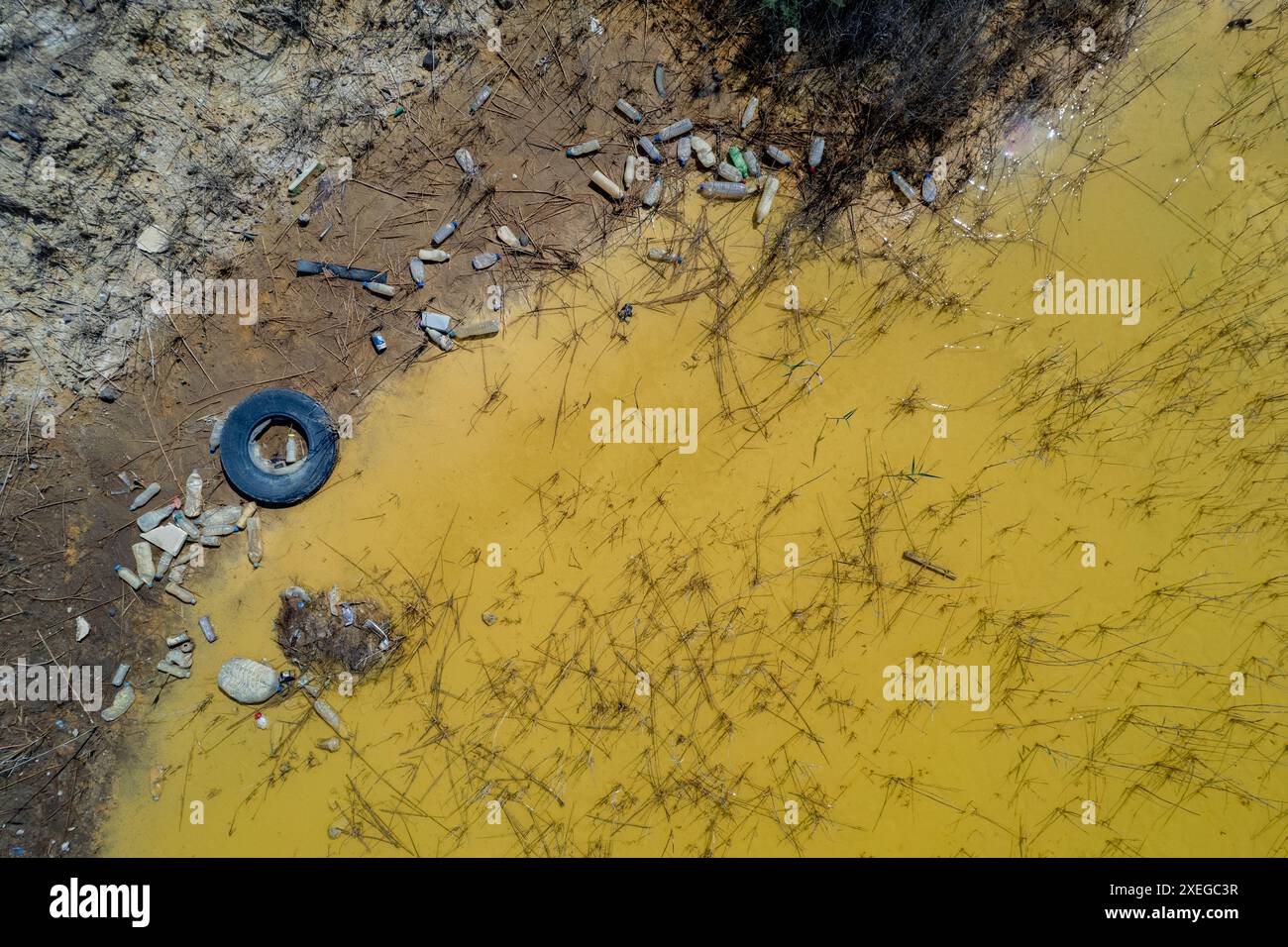 Antenna del drone del lago inquinata da rifiuti. Inquinamento ambientale. Acqua tossica Foto Stock