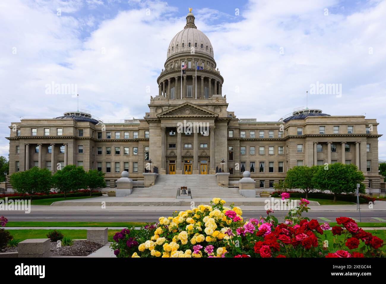 Boise, Idaho, USA - 9 giugno 2024; edificio del Campidoglio dell'Idaho nel centro di Boise con rose e cupola dall'architettura classica Foto Stock