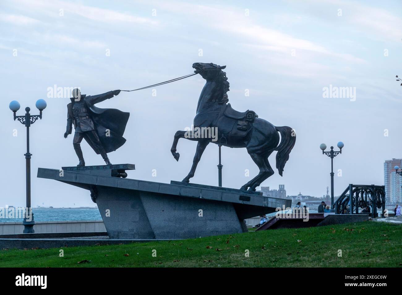 Novorossiysk, Russia - 08.28.2023 Monumento all'Esodo sculture in bronzo di un ufficiale dell'esercito bianco con il suo cavallo da guerra Novorossiysk Foto Stock