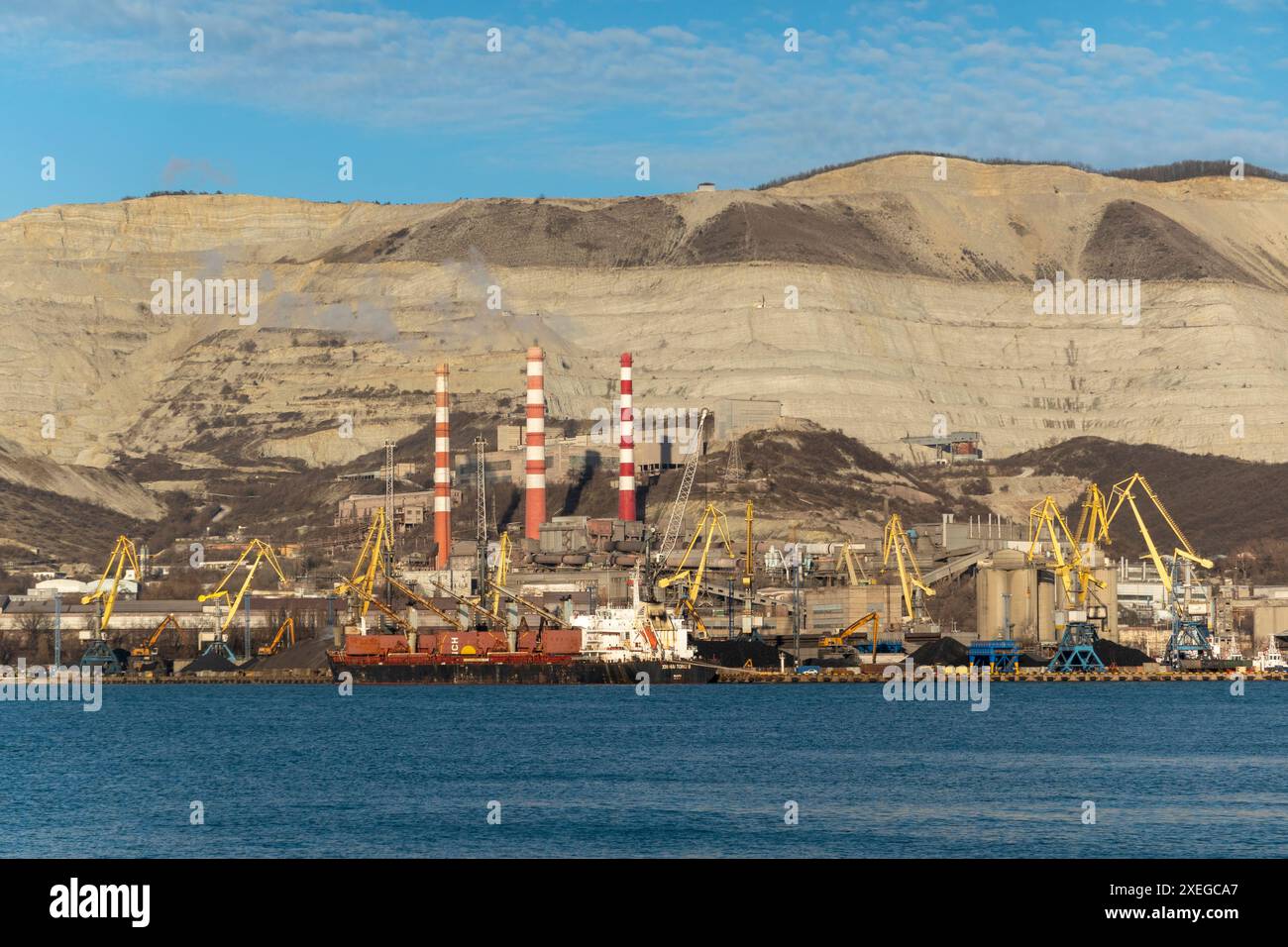 Novorossiysk, Russia 08.18.2023. Gru portuali, Mar Nero, porto, territorio di Krasnodar, Novorossiys Foto Stock