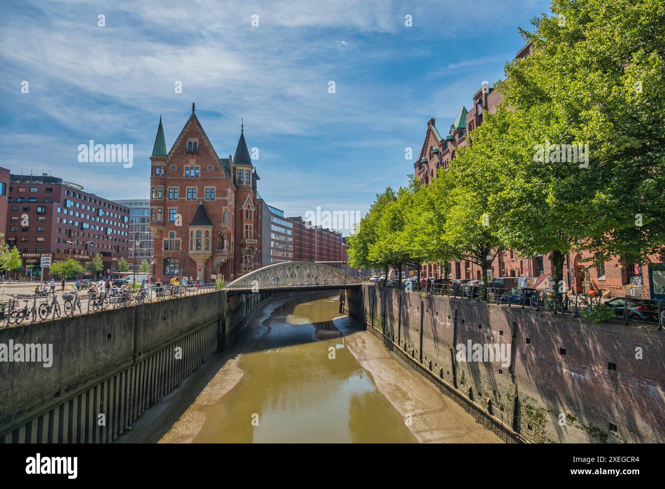 Amburgo, Germania, skyline della città a Speicherstadt e canale Foto Stock