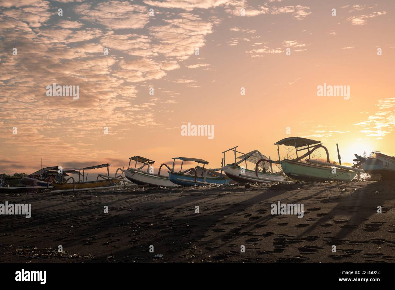 Alba a Bali. La spiaggia di Sanur, la barca da pesca, Jukung nel mare Foto Stock