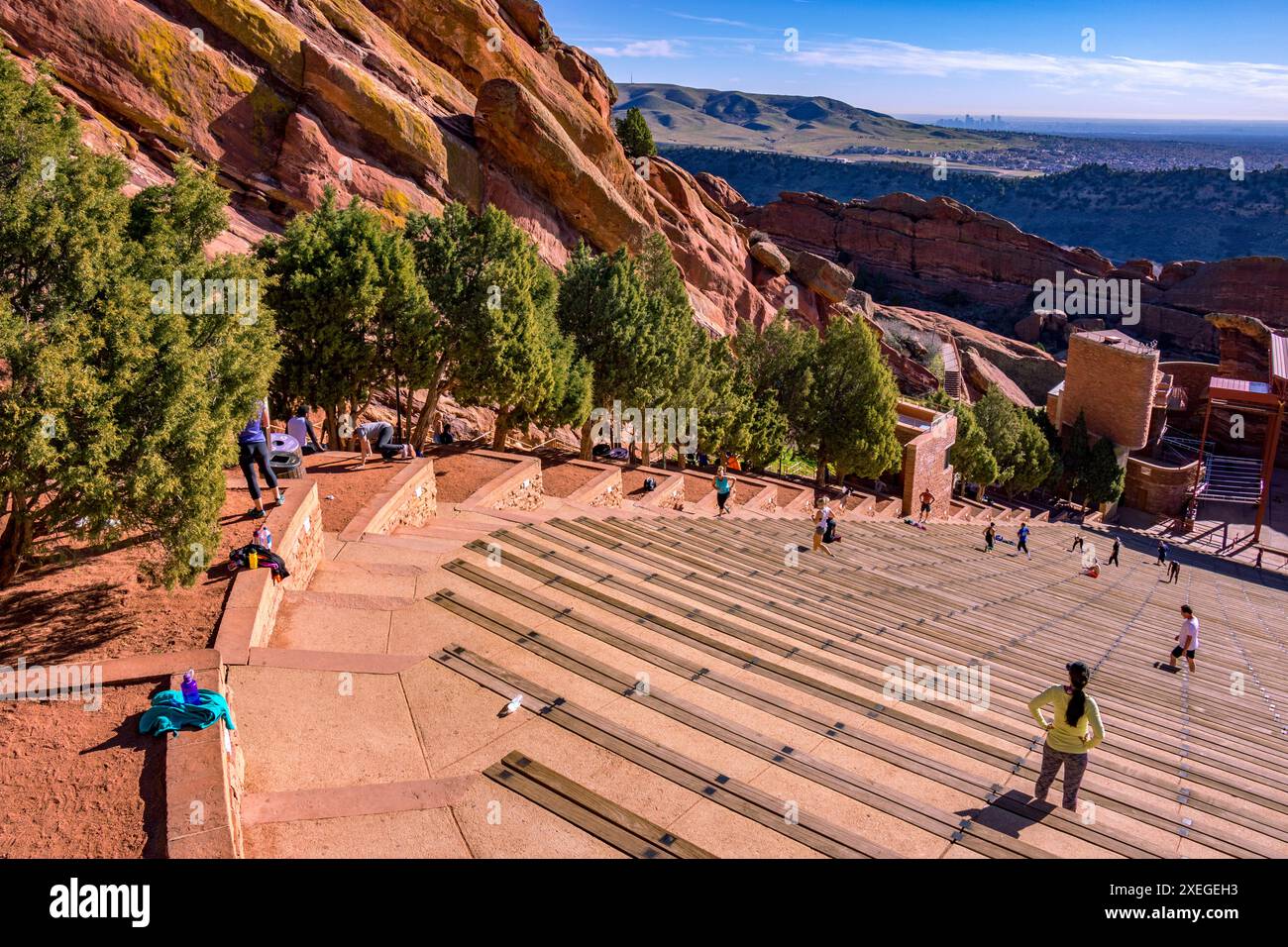 Persone che utilizzano l'anfiteatro all'aperto Red Rocks per fare esercizio fisico. Foto Stock